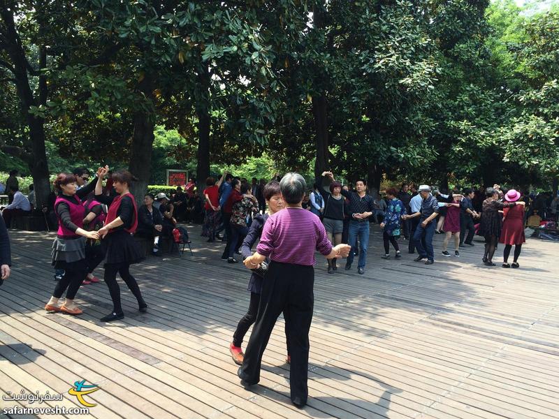  رقص مردم در پارک کنار دریاچه غربی هانگجو