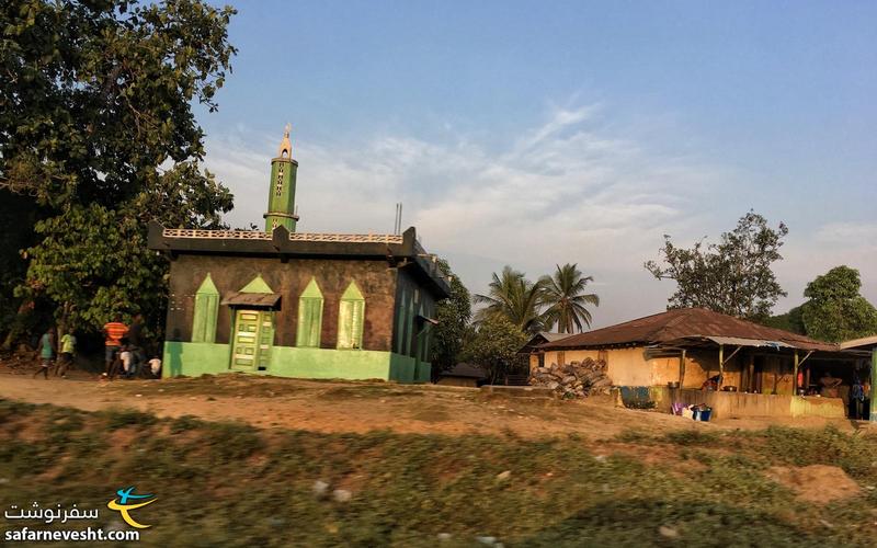 یک مسجد کوچک در مسیر