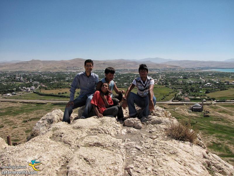 اولین سفر خارجی واقعی به ترکیه. بر فراز قلعه تاریخی شهر وان به همراه راهنمایان جوان