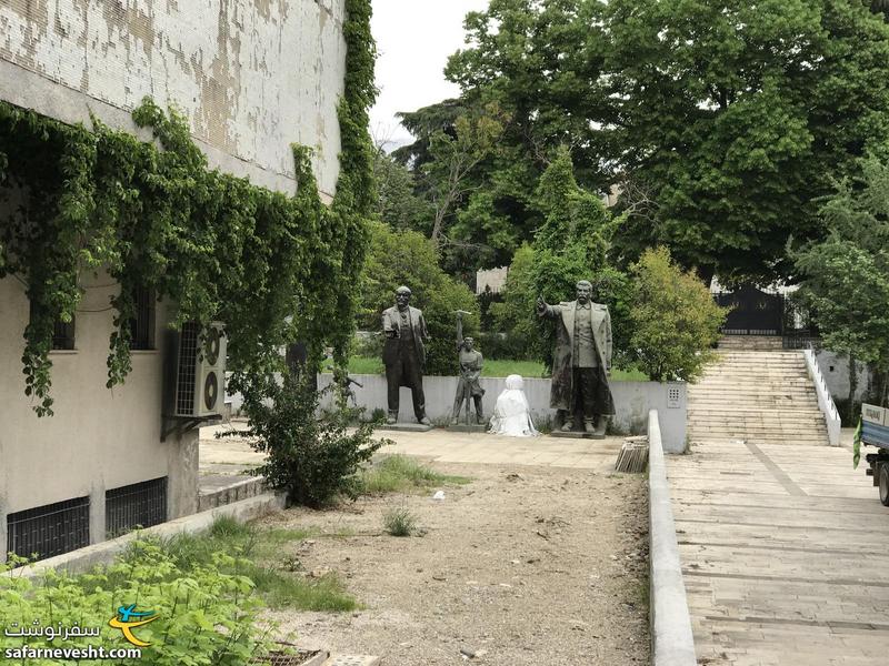 مجسمه لنین و استالین که دیگه در میدان یا خیابان اصلی تیرانا نیست و به حیاط پشتی یک ساختمان منتقل شده