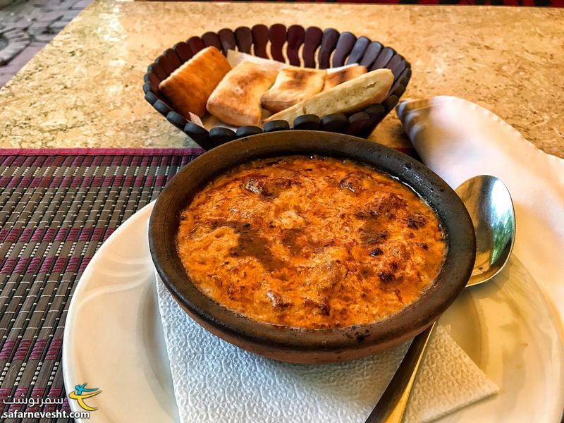 غذای آلبانیایی شامل ترکیبی از گوشت و پنیر در یک ظرف سفالی