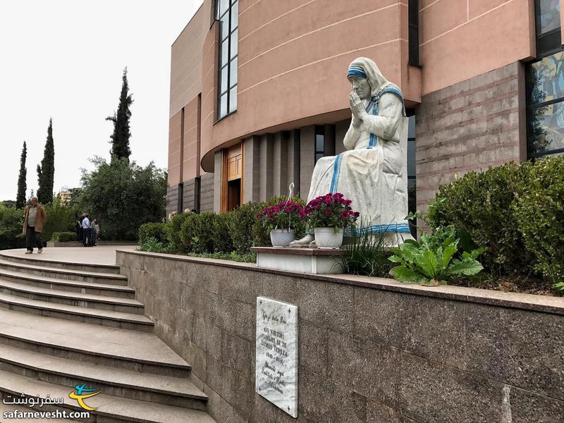 مجسمه مادر ترزا. ایشون از یک خانواده آلبانیایی و در مقدونیه متولد شدند. توی آلبانی خیلی محبوبه