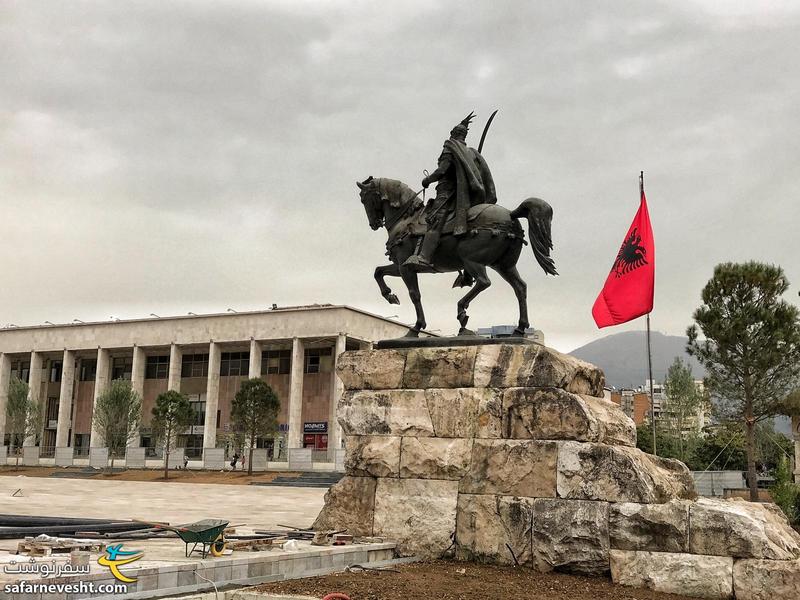 مجسمه اسکندر بی (Skender Bey) در میدان اسکندر بی تیرانا. این شخصیت نماد ملی آلبانی هست.