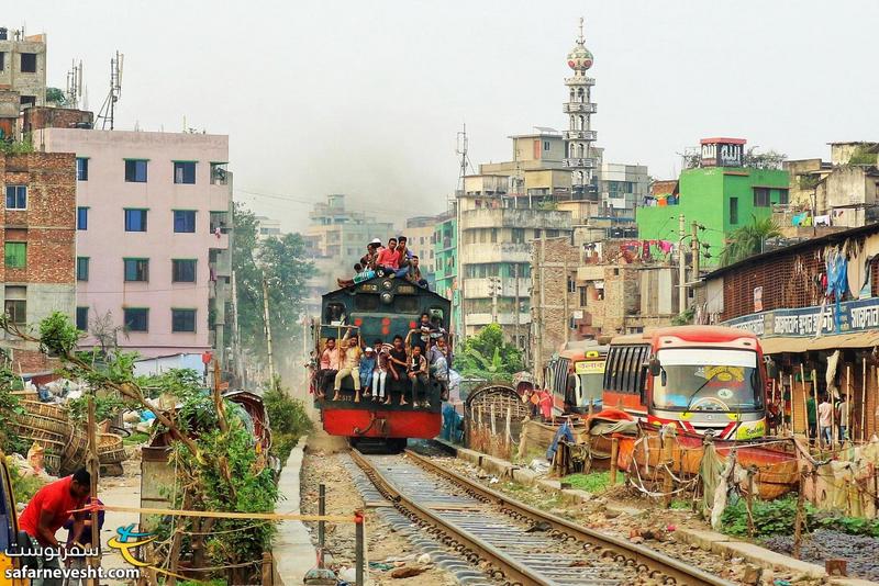 قطاری که از وسط شهر عبور می کنه