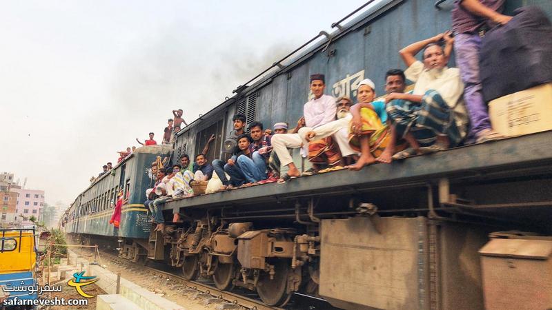 قطارهایی که از داکا عبور می کنند  معمولا همینقدر شلوغ هستند و این پدیده در بنگلادش کاملا عادیه
