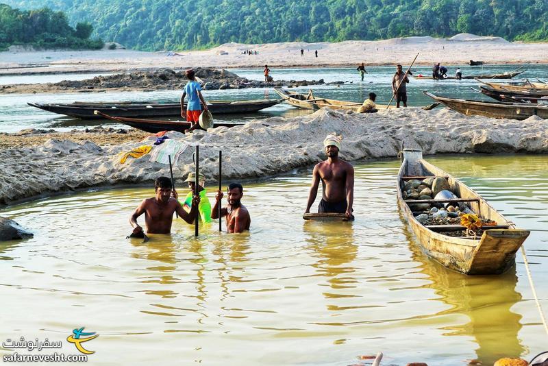 کارگران در حال استخراج سنگ از رودخانه