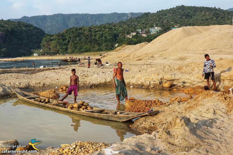 کارگران بنگالی در حال استخراج سنگ از رودخانه
