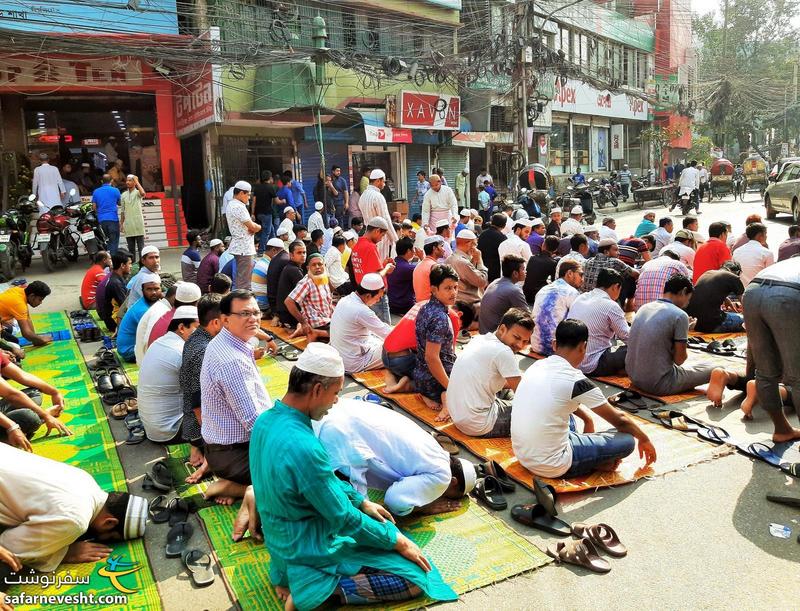 نمازخواندن مردم در خیابان بلافاصله بعد از اذان