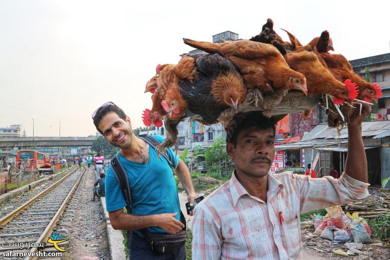 فروشنده مرغ زنده، در بنگلادش بیشتر نیاز مردم به گوشت مرغ به این شکل تامین می شه