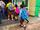 بچه های گواتمالایی که برای مدرسه دارند از مرز عبور می کنند و وارد بلیز میشند.