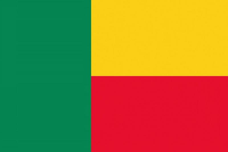پرچم کشور بنین شامل سه رنگ سبز به نشانه امید برای دمکراسی، قرمز به نشانه شجاعت اجدادشون و زرد به نشانه ثروت کشور هست. این سه رنگ توی پرچم خیلی از کشورهای غرب آفریقا دیده میشه