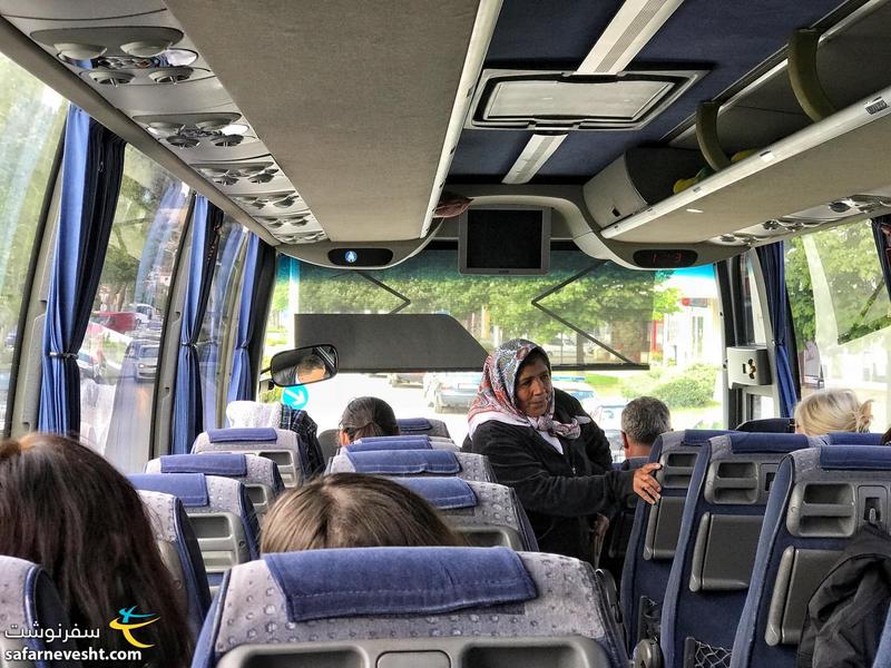 وقتی از مرز رد شدیم همه مسافرها باید سوار یک اتوبوس دیگه میشدند. این خانم بوسنیایی هم بهمون اضافه شدند.