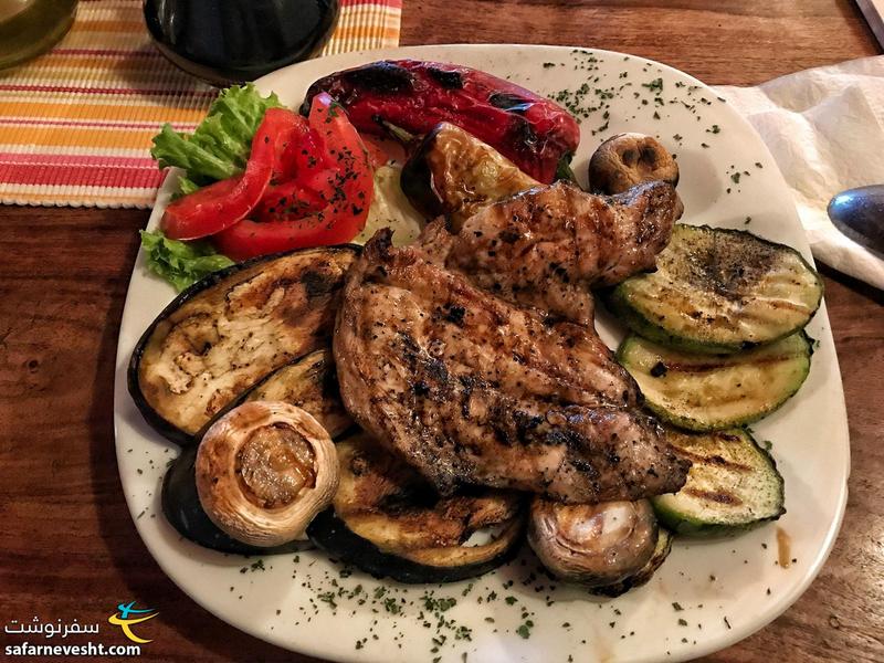 Chicken steak with vegetables in a good restaurant, 13 Bosnian marks