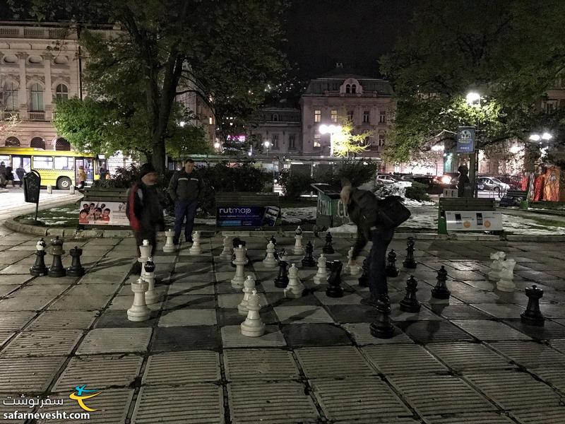 شطرنج بازی کردن با مهره های کمی بزرگ 😅
