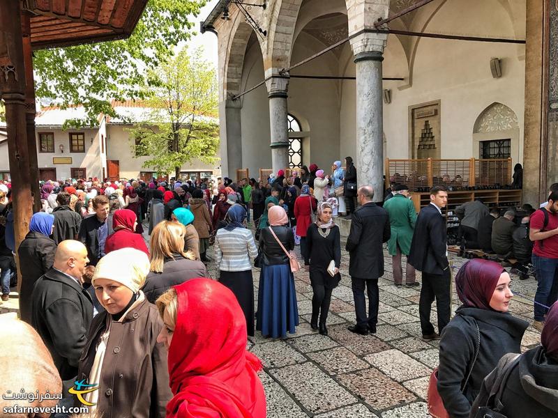 مسجد غازی خسرو بیگ در سارایوو پایتخت بوسنی و هرزگوین. مراسم فارغ التحصیلی دانش آموزان برگزار میشد