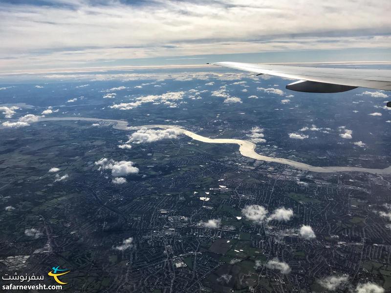 شهر لندن و رودخانه تایمز قبل از نشستن پرواز بریتیش ایرویز در فرودگاه هیترو
