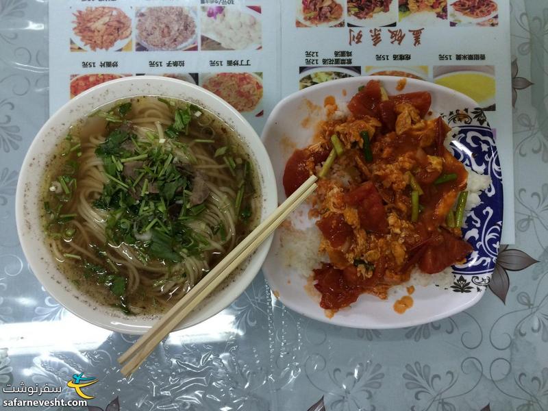 سمت راست برنج، تخم مرغ و گوجه. سمت چپ نودل نه چندان خوشمزه