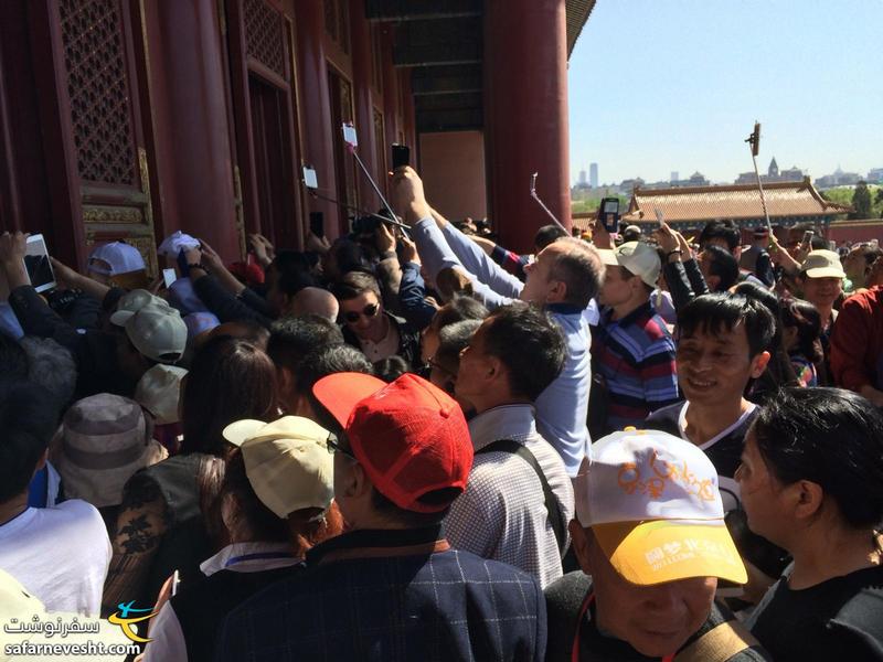توریست های چینی که برای دیدن داخل یکی از قصرهای شهر ممنوعه هجوم آورده بودند