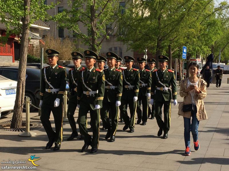 پلیس هایی که مدام در حال رژه رفتن اطراف میدان تیان آن من هستند