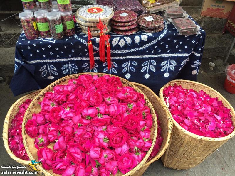 مردمان اطراف دریاچه ارهایی شیرینی های خیلی خوشمزه ای با گل محمدی میپزند