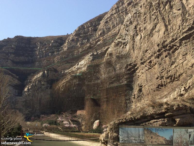 صومعه معلق محصور در میان جنگلی از داربست های فلزی
