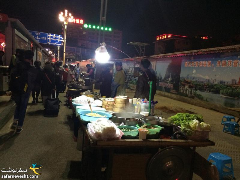 غذای خیابانی جلوی ایستگاه قطار كونمینگ ساعت ٦ صبح