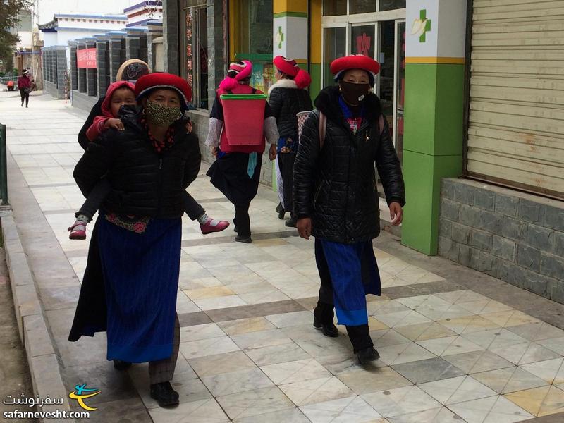  تبتی های ساکن شهر شانگریلا لباس مخصوص خودشون رو دارند