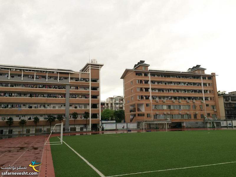 زمین فوتبال و خوابگاه مدرسه. سمت چپ خوابگاه دختران و سمت راست خوابگاه پسران