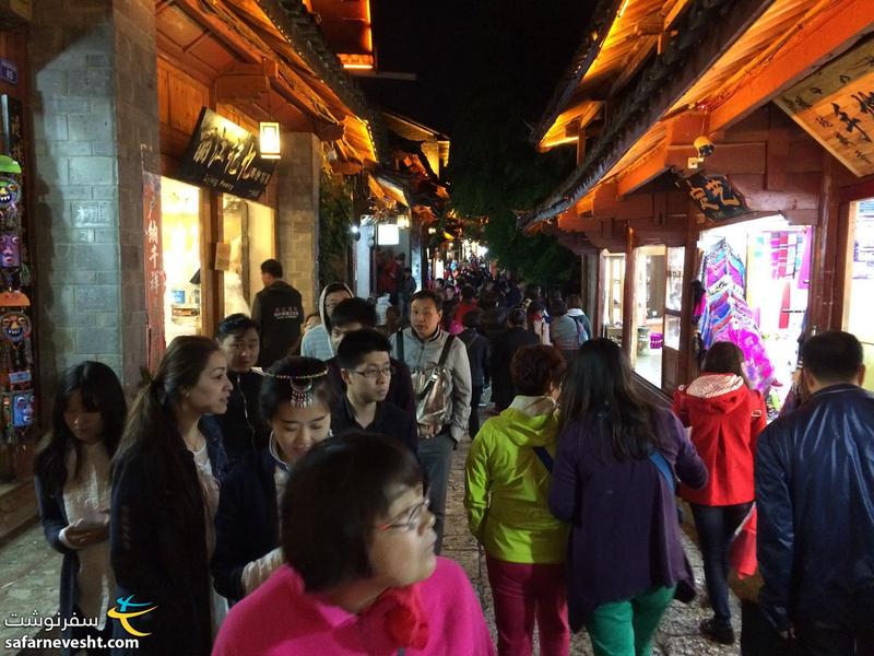 کوچه های شلوغ شهر قدیم لیجیانگ در شب