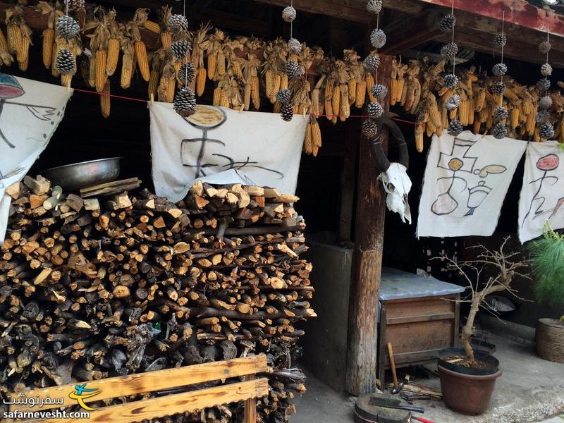 خانه روستای بایشا. مردم قوم ناشی برای زمستان آماده می شوند.