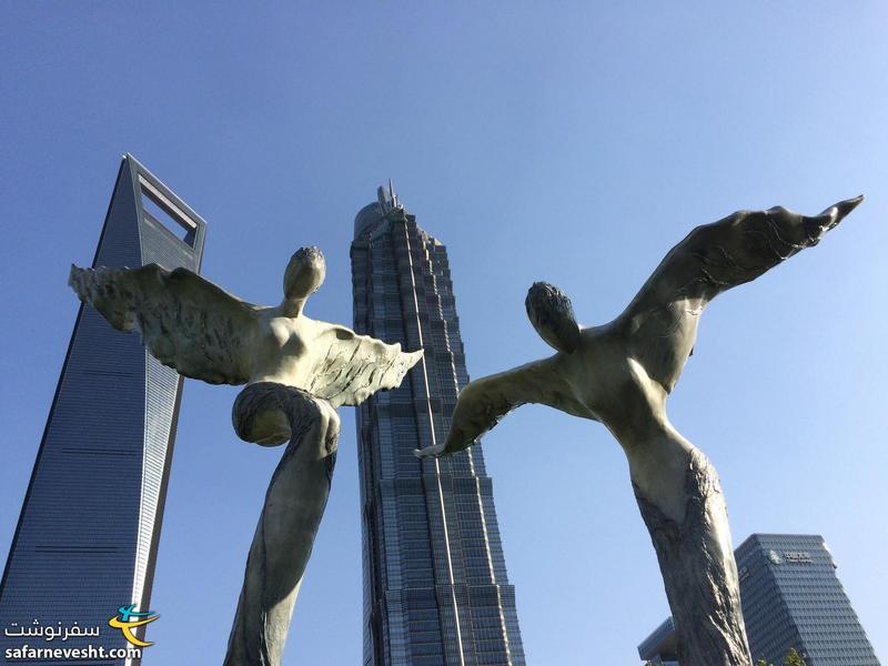 مجسمه فرشته ها در میان آسمان خراش های شانگهای