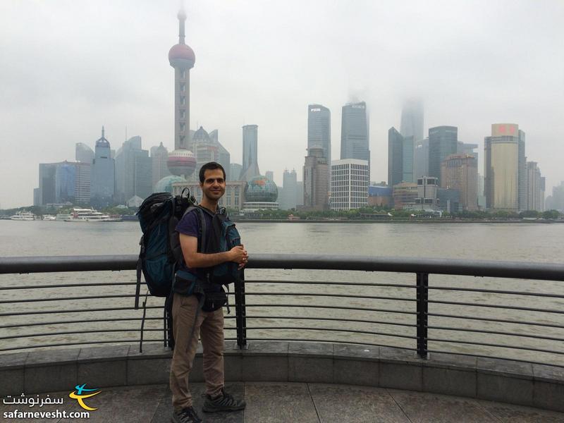 من و کوله پشتی ۷۰ لیتری در شانگهای چین. عجیبه پرش نکردم