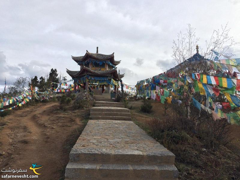  ورودی معبد مرغی در کوهستان های اطراف شانگری لا