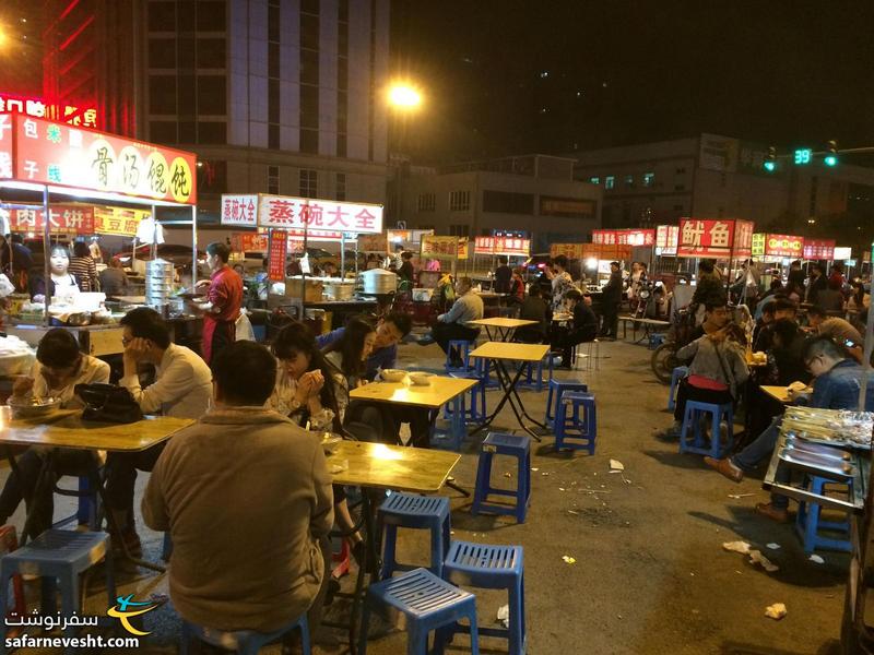بساط غذای خیابانی نزدیک هاستل