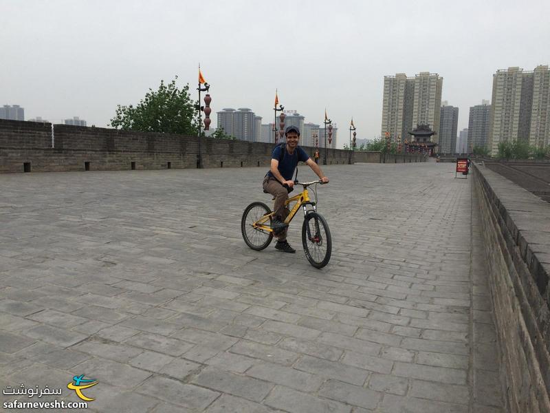  دوچرخه سواری بروی دیوار تاریخی شهر شیان