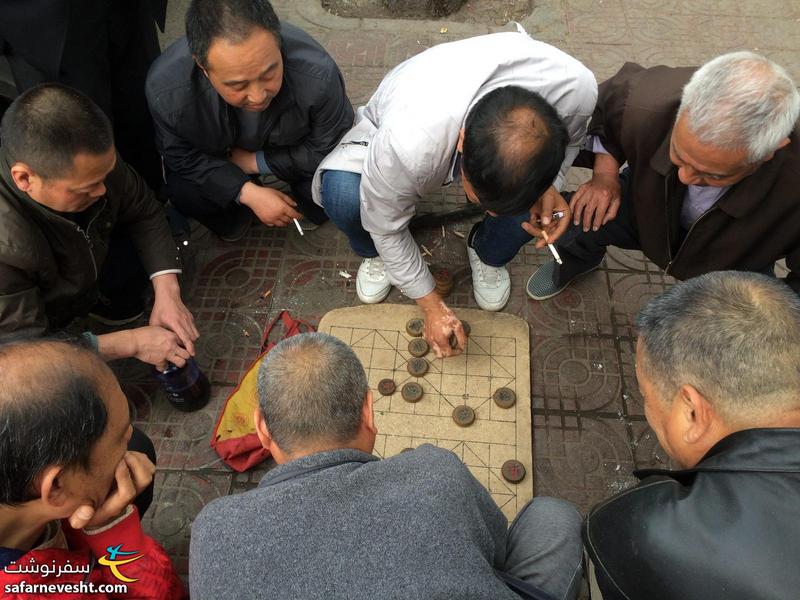 پیرمردها مشغول بازی در پیاده رو