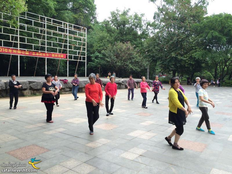  نرمش و رقص مردم در پارک مردم شهر یانگ شو