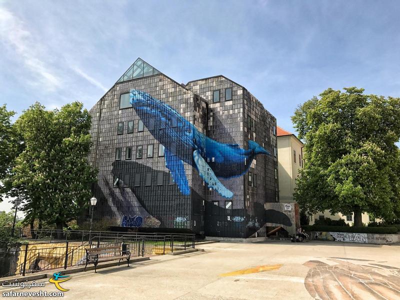 نقاشی یک نهنگ زیبا رو ساختمانی که برای مسابقات المپیک در زمان یوگسلاوی ساخته شد