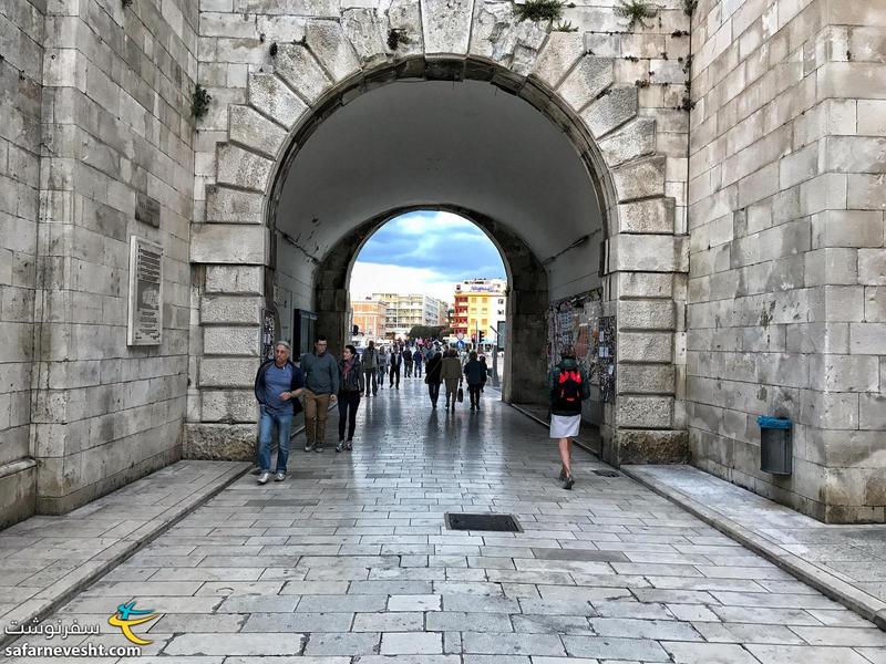 یکی از دروازه های شهر قدیم زادار کرواسی