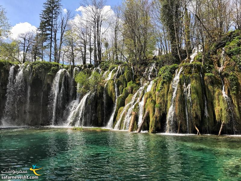 آبشار و دریاچه. فقط بودن همین یکی برای جذابیت یک مکان کافیه!