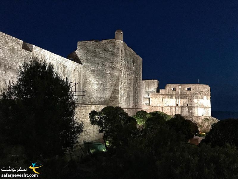 برج و باروی شهر قدیم دوبرونیک کرواسی در شب