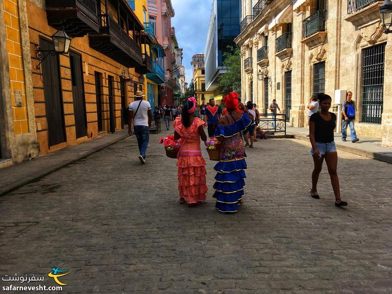 خانم هایی که لباس محلی کوبا پوشیده بودند و از عکس گرفتن با توریست ها کسب درامد می کردند.