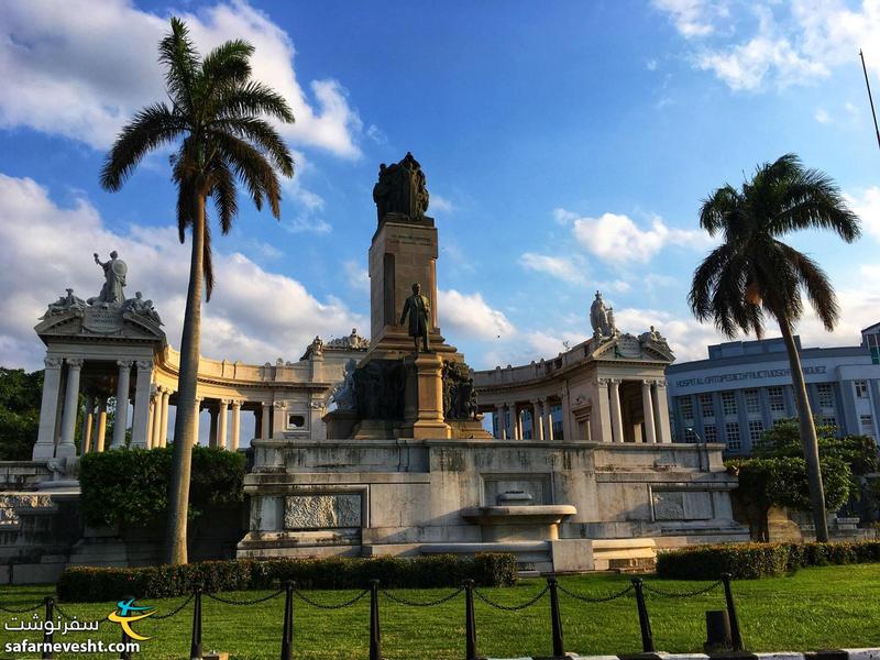 بنای یادبود خوزه میگوئل گومز Jose Miguel Gomez در وسط یکی از میدان های هاوانا