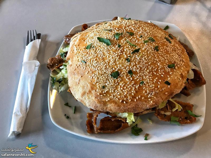 ساندویچ کباب ترکی بسیار بزرگ. خوشمزه ترین قسمت نونش بود 👌😋