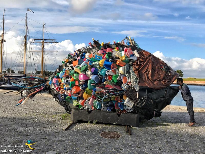 یک اثری هنری در ساحل بندرگاه شهر هلسینگور که با زباله های پلاستیکی گرفته شده از دریا ساخته شده