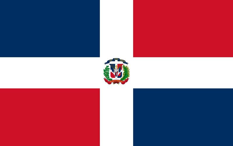 پرچم سه رنگ جمهوری دومینیکن. در وسط پرچم انجیل، صلیب، تعدادی نیزه و شعار ملی یعنی سه کلمه خدا، میهن و آزادی نقش بسته