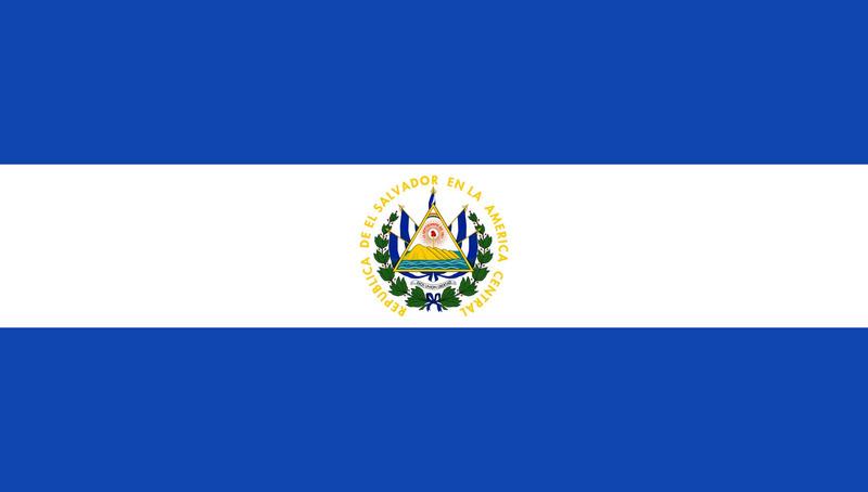 پرچم السالوادور که وسطش تاریخ استقلال کشور یعنی ۱۵ سپتامبر ۱۸۲۱ نقش بسته