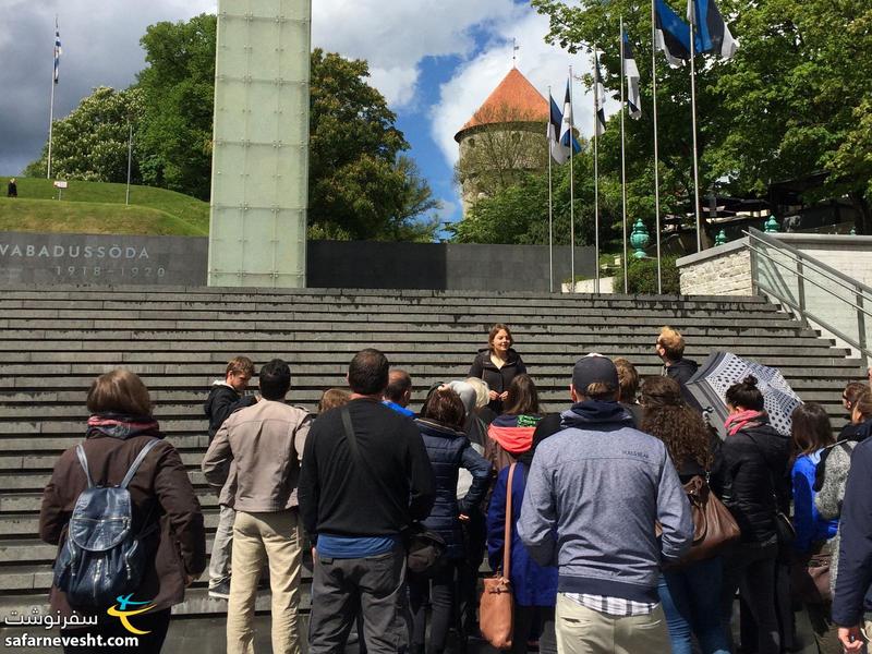 راهنمای تور پیاده روی در حال توضیح در مورد استقلال استونی