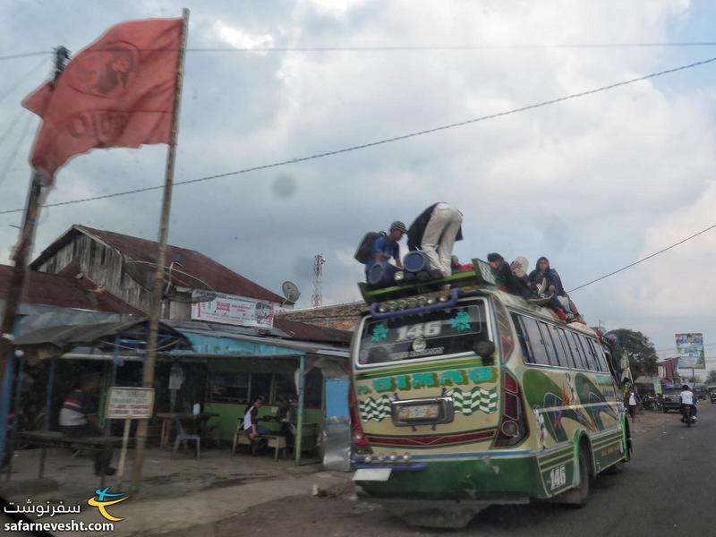 اتوبوس های مسافربری در جاده های خطرناک اندونزی