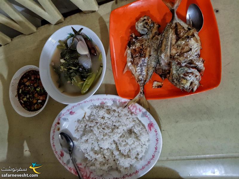 سینیگان ماهی به همراه ماهی سرخ شده و برنج